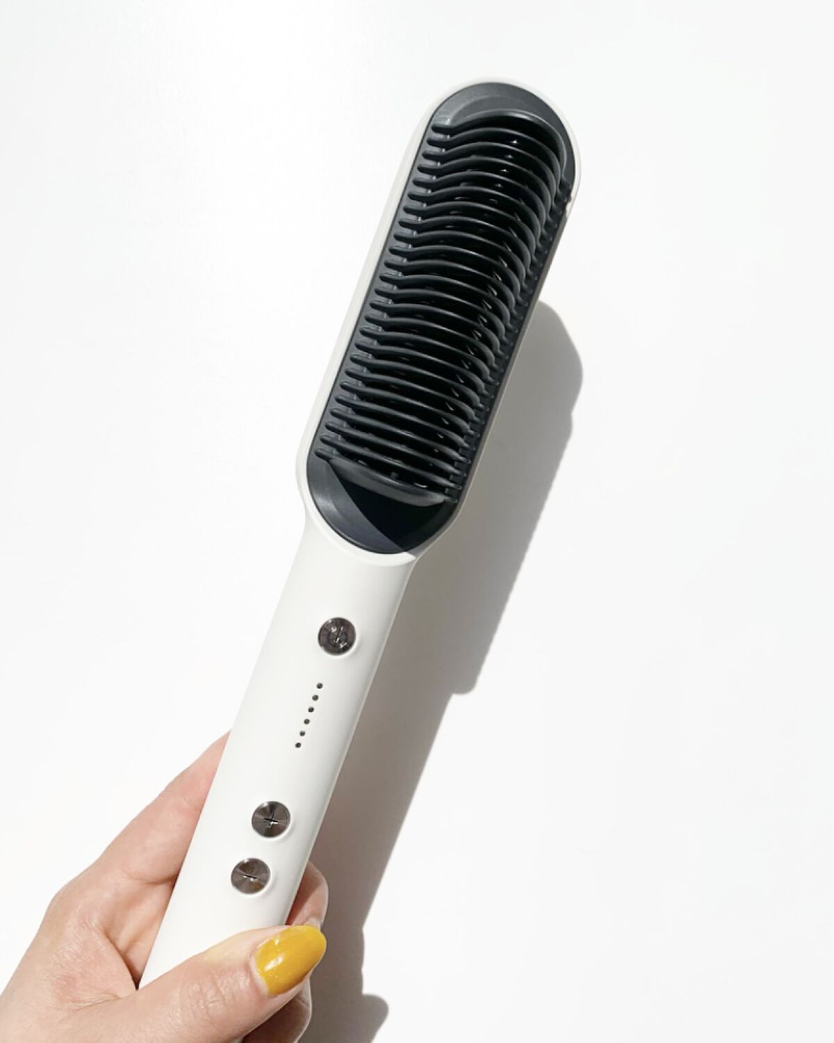 最近超使ってるヘアアイロン。
静電気も防止してくれるからパサパサにならないし、
立ち上がりもセットもとにかく早くて、忙しい朝には最高！

細くて軽い、小回りも効く。

ストレートはもちろん、カールもできるよ。
画像3枚目の外ハネはこれでやっ