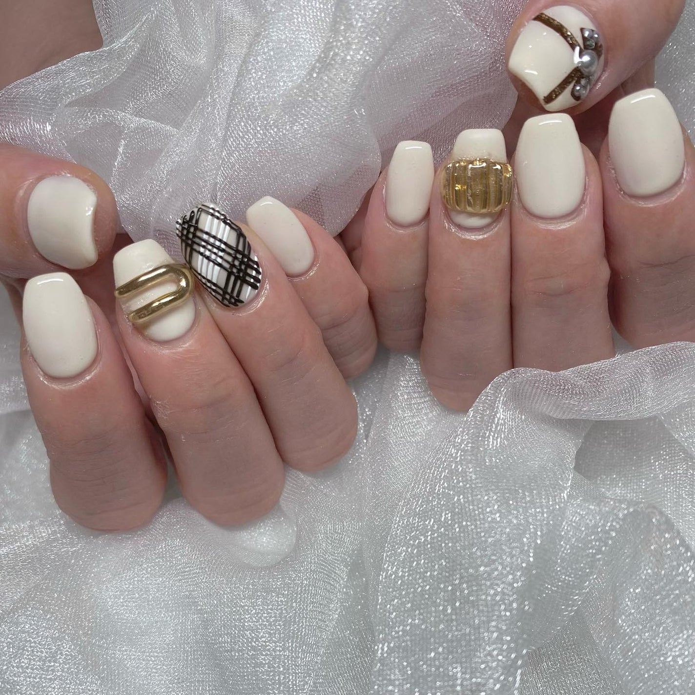 kanna on LIPS 「・・・ホワイトチョコカラー🤍🍫にバレンタインアートとおまかせご..」(2枚目)