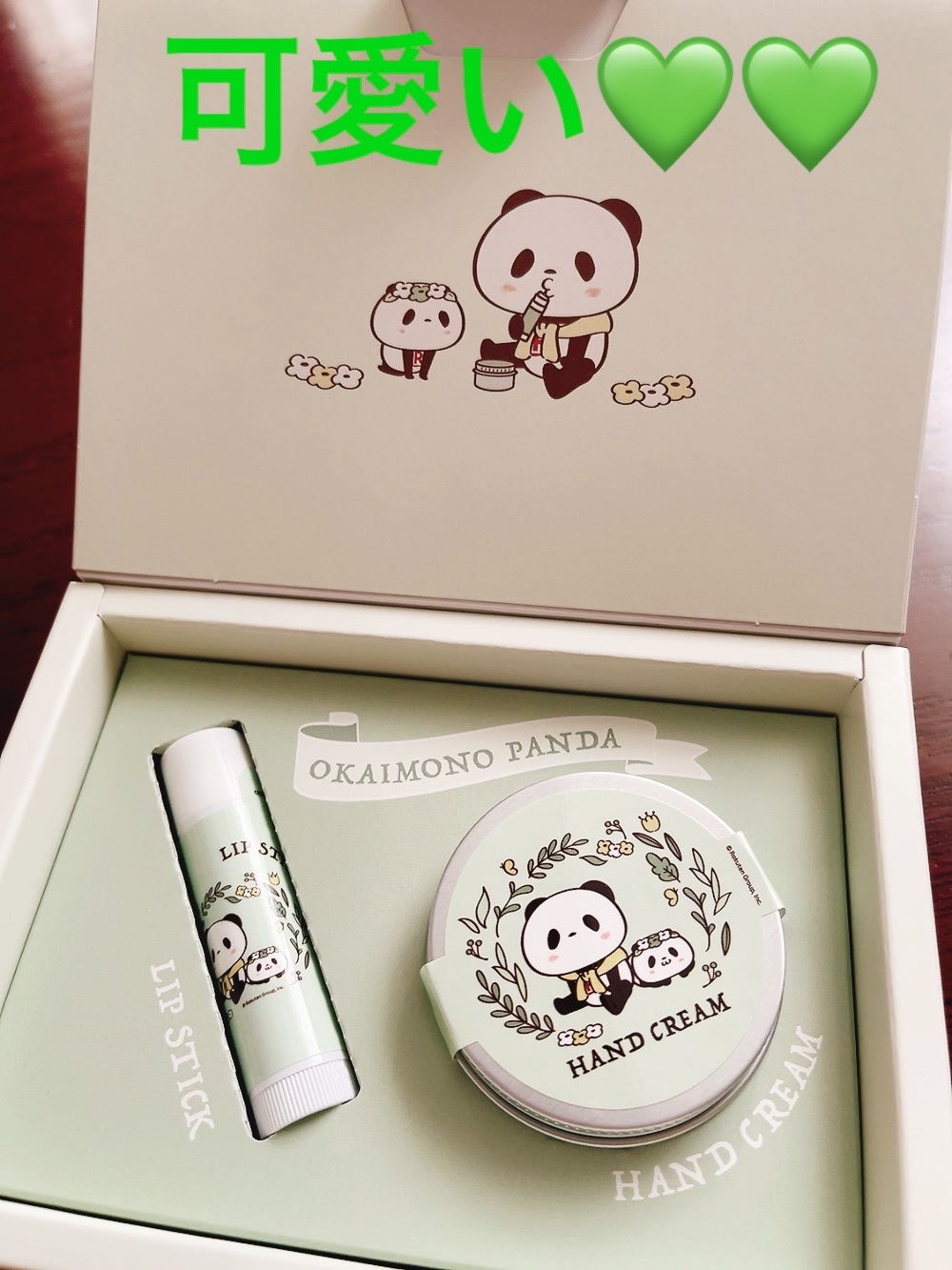 ✼••┈┈••✼••┈┈••✼••┈┈••✼••┈┈••✼
今回はあまり市販されて無いものの紹介ですね💚💚

楽天では有名なお買いものパンダ🐼です🙏🏻

１つは、ナチュラルリップスティック
（バニラ×オレンジの香り）
全成分にヒマ