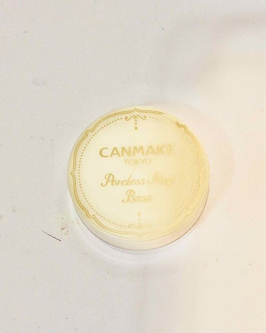 CANMAKEのポアレスエアリーベースという、化粧下地です。
500円玉くらいの大きさのコイン型のケースに入っていて、指やブラシで取って塗れるようになっています。
弾力かあってプニプニしていますが、塗る