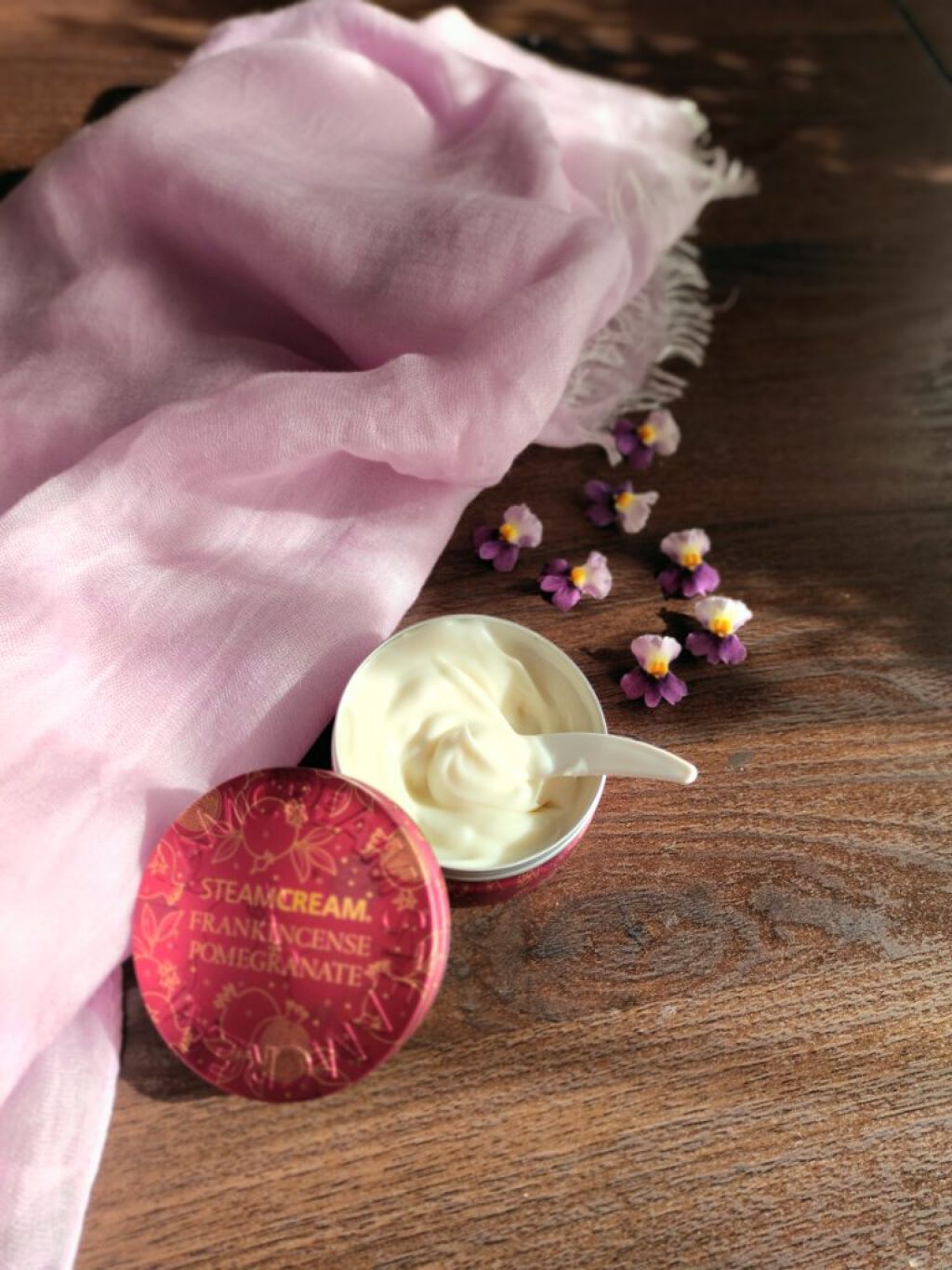 STEAMCREAM スチームクリーム フランキンセンス＆ざくろ のクチコミ「スチームクリームの中で私のベスト３に入る「フランキンセンス＆ザクロ」
 
超絶乾燥肌の私は冬は.....」（1枚目）