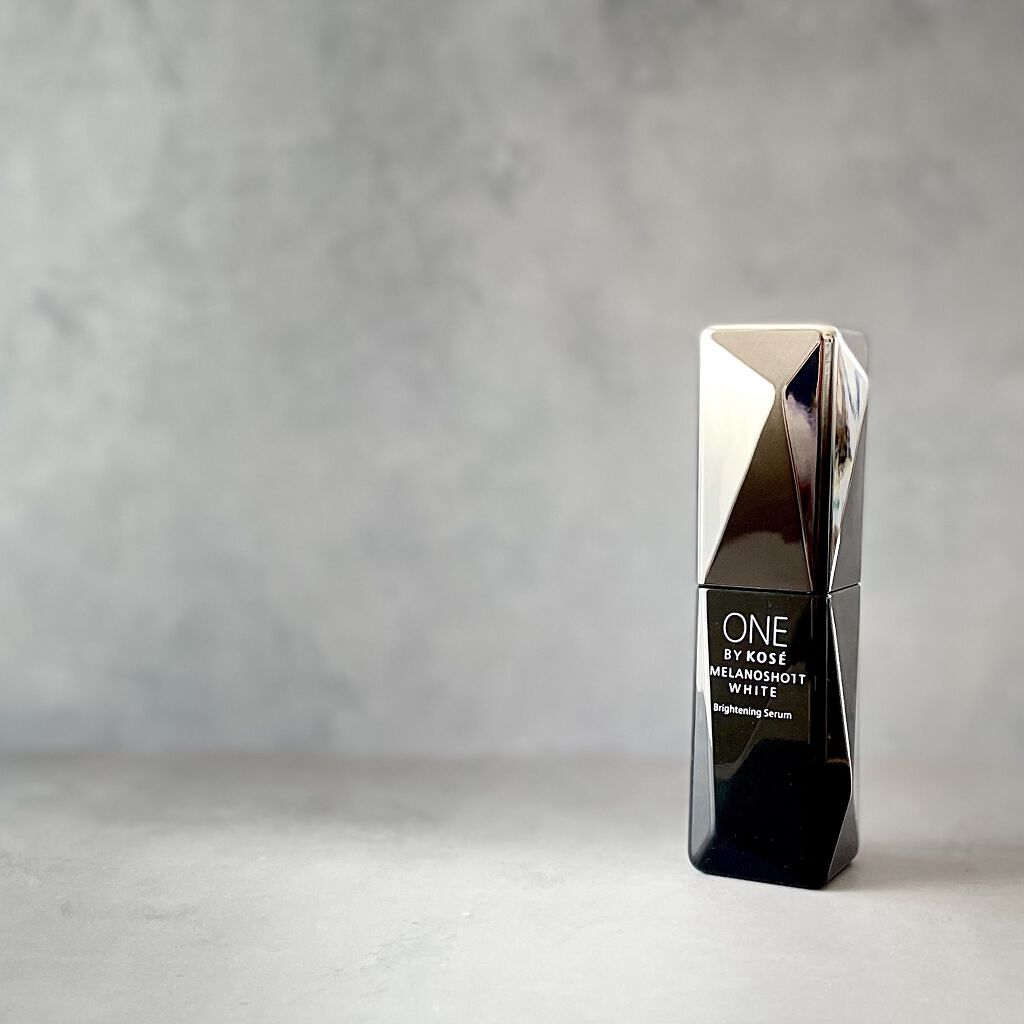 ドラッグストアのPOPで大きく取り上げていて
口コミでも人気のこの商品！

洗顔後のスキンケアに2プッシュ塗布。
サラーっとしたテクスチャでベタつきがなく顔全体につけられます。

1本使い切りましたが肌の変化が見られず…。
肌トーンも明るく