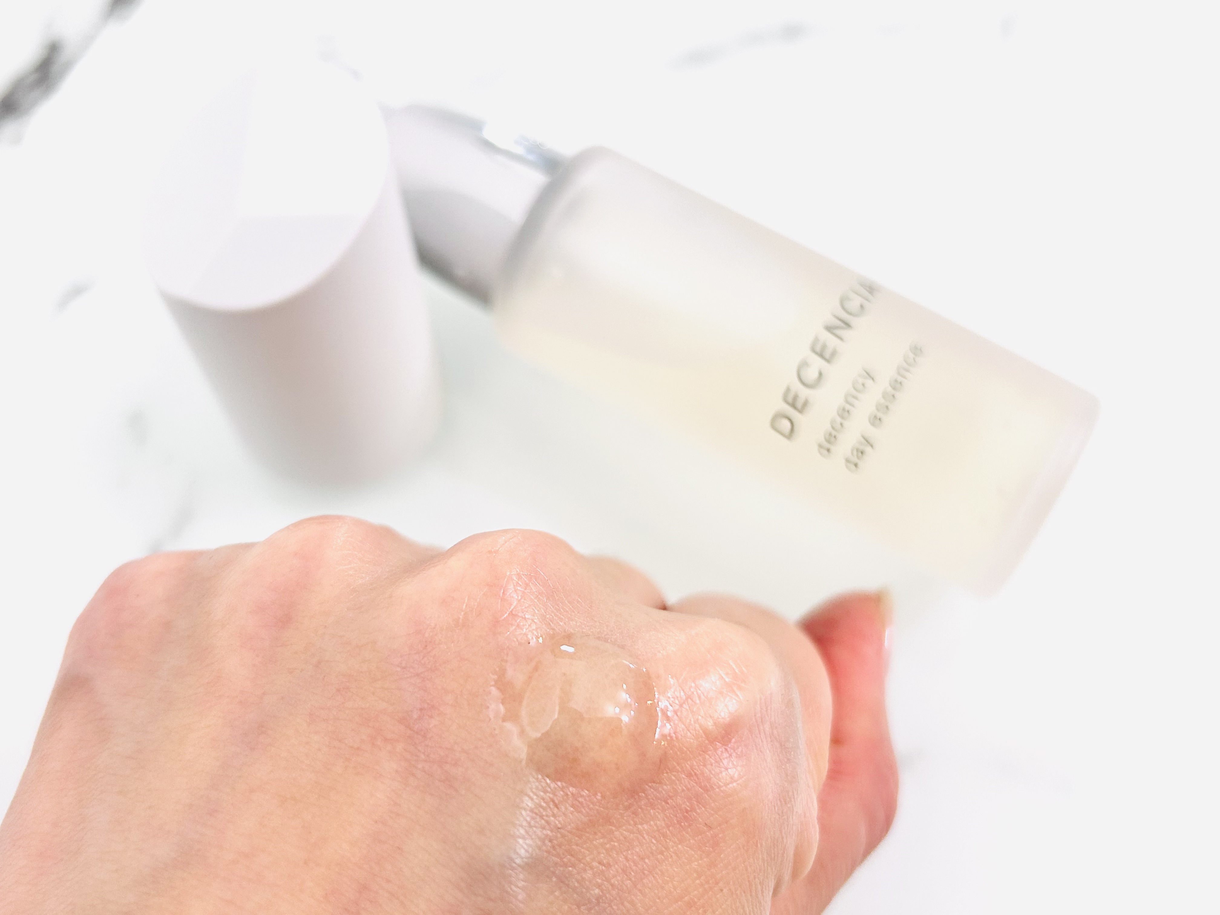 DECENCIA ディセンシー デイエッセンスのクチコミ「日中の外的ストレスからお肌を守り、日焼けしにくく、明るいお肌に導く日中用美容液❣️
冬はエアコ.....」（2枚目）