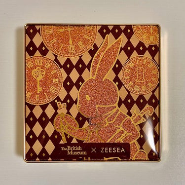 ZEESEA × 大英博物館アリスシリーズ

ドリームランド（4シェード）
02. ブラウン（懐中時計とウサギ）



パケから可愛すぎなアイシャドウ🥺

アリスのうさぎさんがキラキラでかわいすぎる🐇
