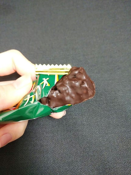 なななななすび on LIPS 「ブラックサンダーミニバーカカオ72%155g13個入り1本(標..」(4枚目)