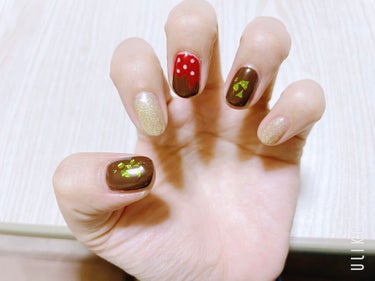 セルフネイル💅

セリアのジェルでやりました✨
少し早いけどバレンタインネイル💅！
ショートネイルでも全然可愛いデザイン💕
