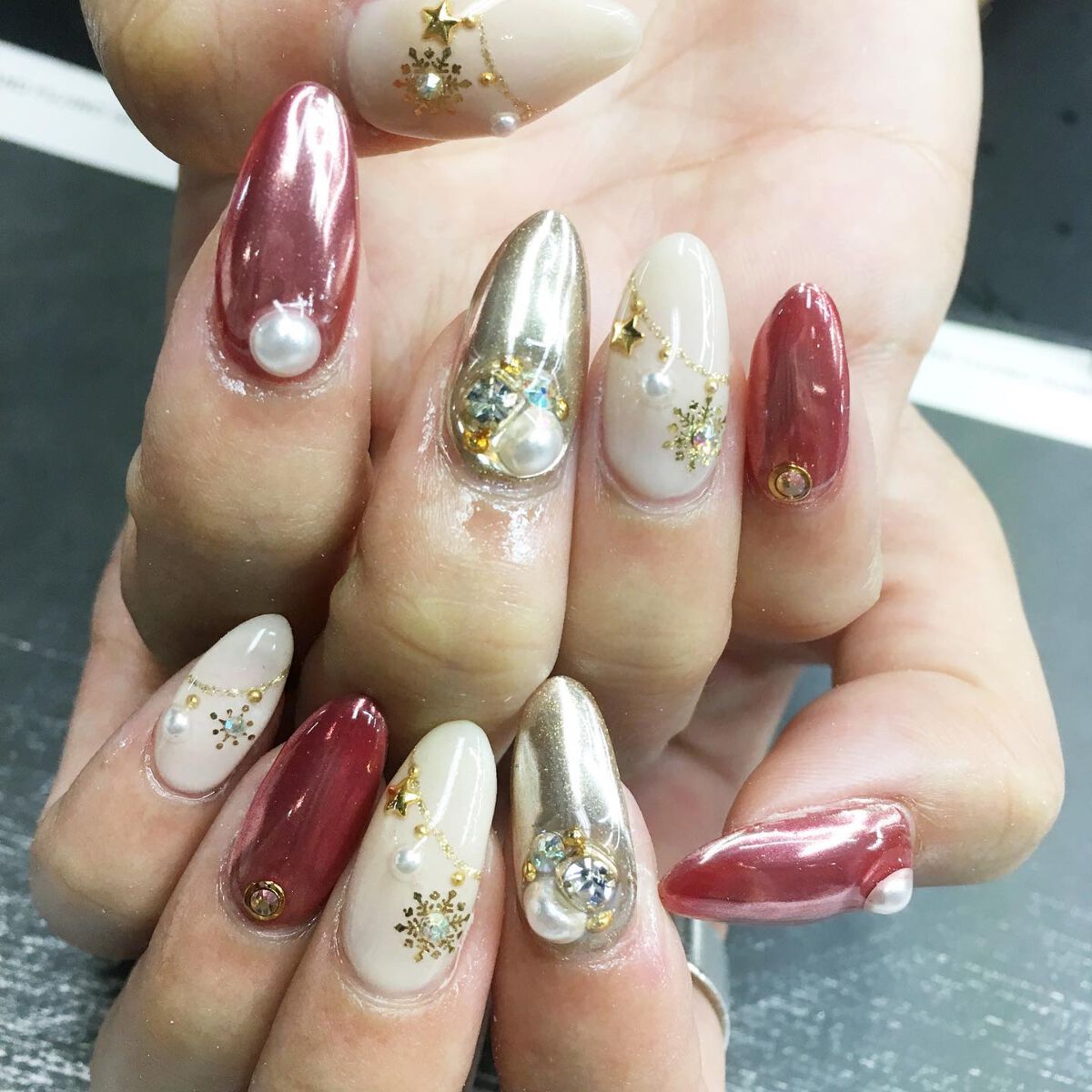 オーナメントのデザインできらきら〜🥳🎶

メタリックの赤とシャンパンゴールドのクリスマスネイル🎄


#ネイルデザイン
#クリスマスネイル 
#冬ネイル
#ミラーネイル 
#ジェルネイル 
#nail 
#ネイルアート