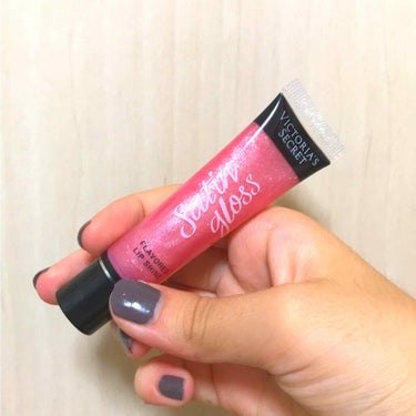 Victoria's Secret flavored lip shine

お友達から頂いたグロスです！

とても質感がよくてとても使いやすいです！
口紅のうえから塗るととっても口紅をうるっと👄見せてく