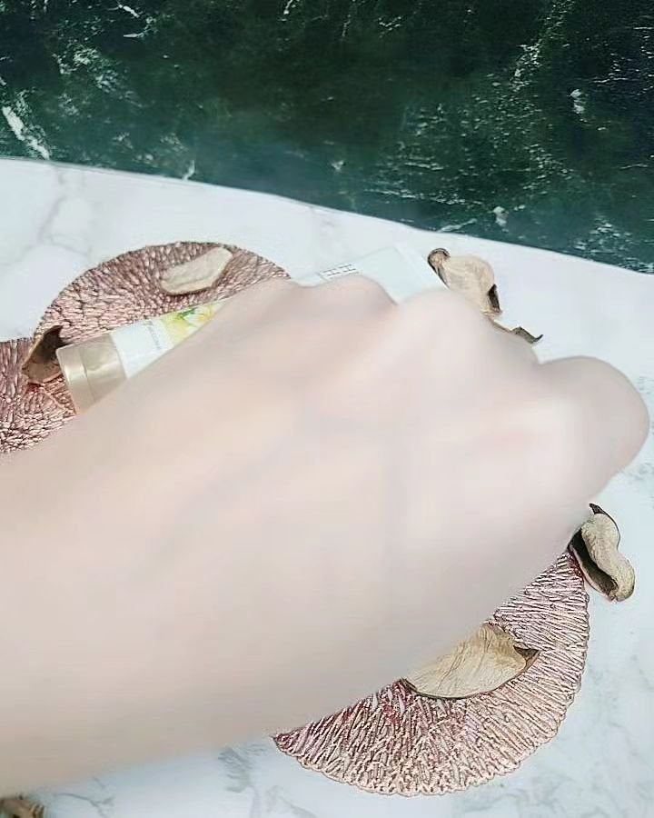 大人のハンドバーム ロイヤルプルメリアの香り/ハリーハリー/ハンドクリームを使ったクチコミ(5枚目)