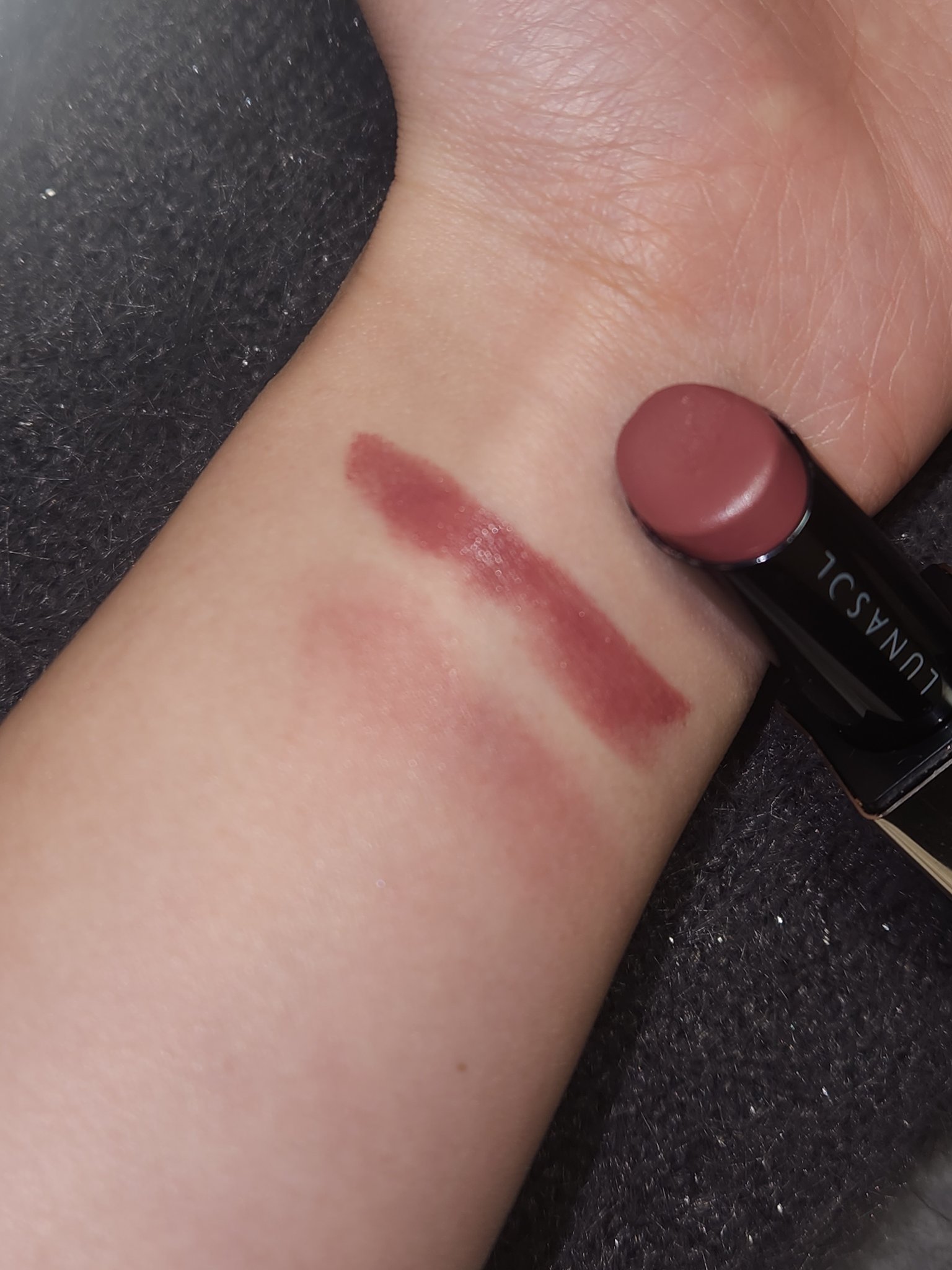 紫の唇の方のすっぴんリップ。LUNASOL、プランプメロウリップス、01サヴェージボルドー

むっちりしていて、マットのように艶が控えめなリップ。
保湿力と滑らかさが価格を感じさせる良品。
この色は、私の唇の色の外側そのままの色で、紫色の唇