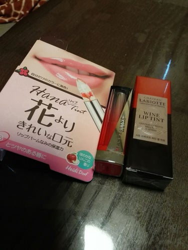 最近買ったコスメを紹介します！
リップしか買ってません(笑)
一つ目は
リップティント   これはカイリジュメイのフラワーティントリップとほぼ同じです！
パケが、あまり可愛くないのが残念😭でもすごく発色