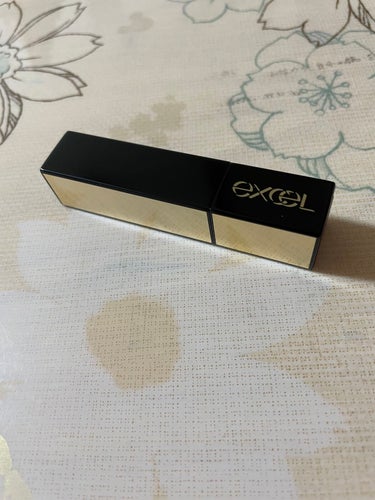 excel　グレイズバームリップ　GB03　　
アプリコットシナモン　　　3.8g     1760円

こちらのリップは、普段使いできるリップを探していた時にLIPSの口コミを見て、購入した商品です😊

まず、パッケージが黒とゴールドで、オシャレで上品だなと思いました‼︎

匂いは無臭なので、どなたでも使いやすい商品だと思います☺️

実際に塗ってみると、スルスルと色がついてくれて、保湿されている感じがあります♪

保湿をせずに塗りましたが、なめらかな質感なので、程よくツヤがでて、ふっくらとした仕上がりになりました‼︎

GB03アプリコットシナモンのお色は、落ち着いた印象のコーラルピンクで、血色感をUPしてくれました♪
個人的にとても使いやすくて、どんなメイクにも合いそうだなと思いました‼︎

ちなみにマスクには色がついてしまいます。

コップでお水を飲んだ時にも、少し色がついてしまいました。

食後には、ほとんど色が落ちてしまいました。

ですが、お色が濃くないのでそこまで気になりません！

また、私はお仕事中にかなり口を動かすので、乾燥が気になりました。

なので、塗り直しや、保湿が必要かなと思います‼︎

それか、リップコートなどをお持ちの方は使った方が良いと思います！

お色はとても気に入ったので、工夫して使っていきたいです☺️
の画像 その1