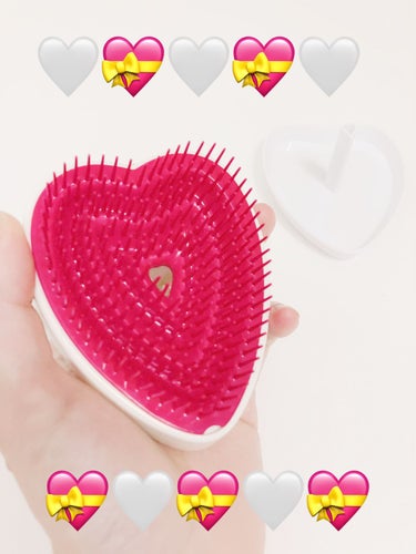 ♡売り切れ続出？♡

ReFa　HEART BRUSH　　
Aurora White
¥2,970

MTG ONLINESHOPにて購入🛒
どうやら偽物が売られ始めているらしいから気をつけて！

人気過ぎてなかなか買えず、
とある日に覗いたらオーロラホワイトのみ残ってた！
優柔不断なので選ぶ手間省けてさらにラッキー✨
普段なら選ばない色やけど、実際に届いて手に取って「かわいいー」と💕
でもかわいいだけじゃない！

✼••┈┈••✼••┈┈••✼••┈┈••✼••┈┈••✼

🤍美しく輝く髪のためにReFaが着目したのは、 デリケートな髪のからまりを「正しくほぐす」こと

🤍「ほぐし」と「みがき」を同時に叶える３段構造のピン
●ほぐしピン
あらゆる角度から髪のからまりをキャッチ。ダメージを与えずにやさしくほぐします。
● みがきピン
髪の表面をなでるようにブラッシングします。ツヤを取り戻し、指通りもなめらかに。

🤍1回のブラッシングで毛先までツヤメイク！

🤍髪に負担をかけにくい
にぎりやすいハートの形は自然と力が分散し、髪にかかる負担を抑えます。

🤍髪だけでなく頭皮も
先端をまるく加工したピンが、頭皮を心地よく刺激します。

🤍いつでもどこでも
ピンの折れや曲がりを防ぐ専用カバー付きで、持ち運びに便利です。


 #LIPS投稿アワードメイクハウツー  #春のUV対策  #正直レビュー  #梅雨に負けない前髪  #ピンクコスメ  #PLになりたい_先取り夏メイク の画像 その1