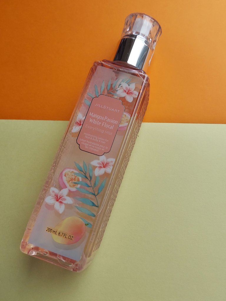 JILL STUART エブリシングミスト マンゴー&パッション ホワイトフローラルのクチコミ「ジルスチュアートの癒しの夏ミスト。
目を閉じると、まるで南の果ての楽園にいるよう。

マンゴー.....」（3枚目）