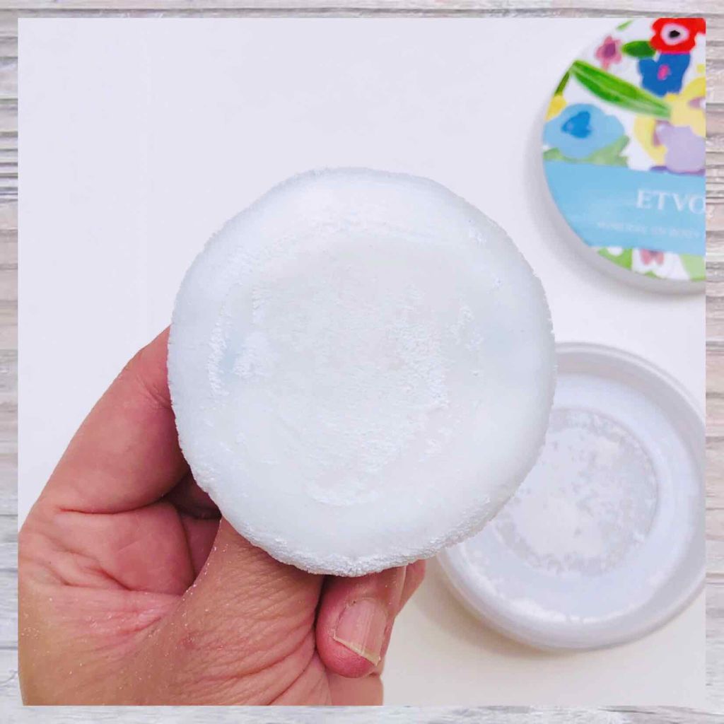 ミネラルUVボディパウダー(旧)/エトヴォス/ボディパウダーを使ったクチコミ（2枚目）