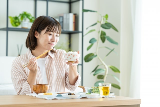 食事をしている女性