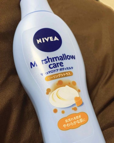 NIVEA マシュマロケアボディミルク✨
200ml ¥657（マツキヨ店舗にて購入）

部屋ごもり続ける日が続いてる間に、ボディケアを続ければ、今後遊びに出るときに自信満々になれるはず🤔

別で常用のボディミルクがあるけど
たまには違う物も使いたくて買ってきた❗️

塗った瞬間からシトラスの良い匂い🥰
浸透も良くて、塗った後はサラサラ🙌

塗った後ベタつくのが嫌いな私としては
サラサラなのがすごく嬉しい👍

肌がもっちりで柔らかい〜💕
一回塗っただけでも、柔らかくなったのがすぐわかる‼️


美容オイル
・ホホバオイル
・スウィートアーモンドオイル
うるおい成分
・ヒアルロン酸

オイリーなのに本当ベタつかない❗️

朝使うと匂いが強いのかな🤔
他の匂いのものもあるけど、単純にシトラスが好きで買ったら思いのほか、香りが凄かった。
私にはちょっと匂いきつめかも

通常だと、値段がもう少し高いみたいだけど、基本1000円未満で買える🙌

安いのに使いやすいボディミルクだと思います！

#ボディミルク
#ボディケア 
#私のおうち美容 の画像 その0