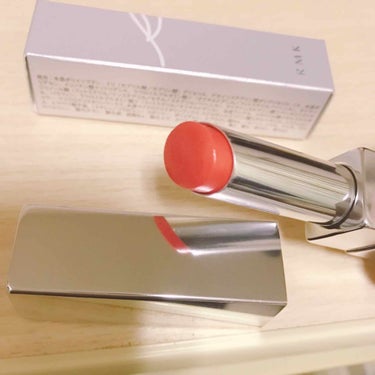 RMK イレジスティブルグローリップ
ピュアオレンジ

みずみずしいリップです。

肌なじみの良い色で好きな感じです。

写真腕のいちばん下ですが、上ふたつのキャンメイクのリップバームと比べると乳液を落