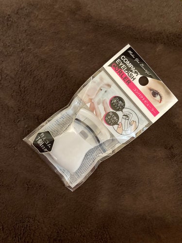 DAISO アイラッシュカーラーのクチコミ「やっっっと見つけた！！！100均で買えるアイテム、コンパクトビューラーが神すぎた！！！


こ.....」（1枚目）