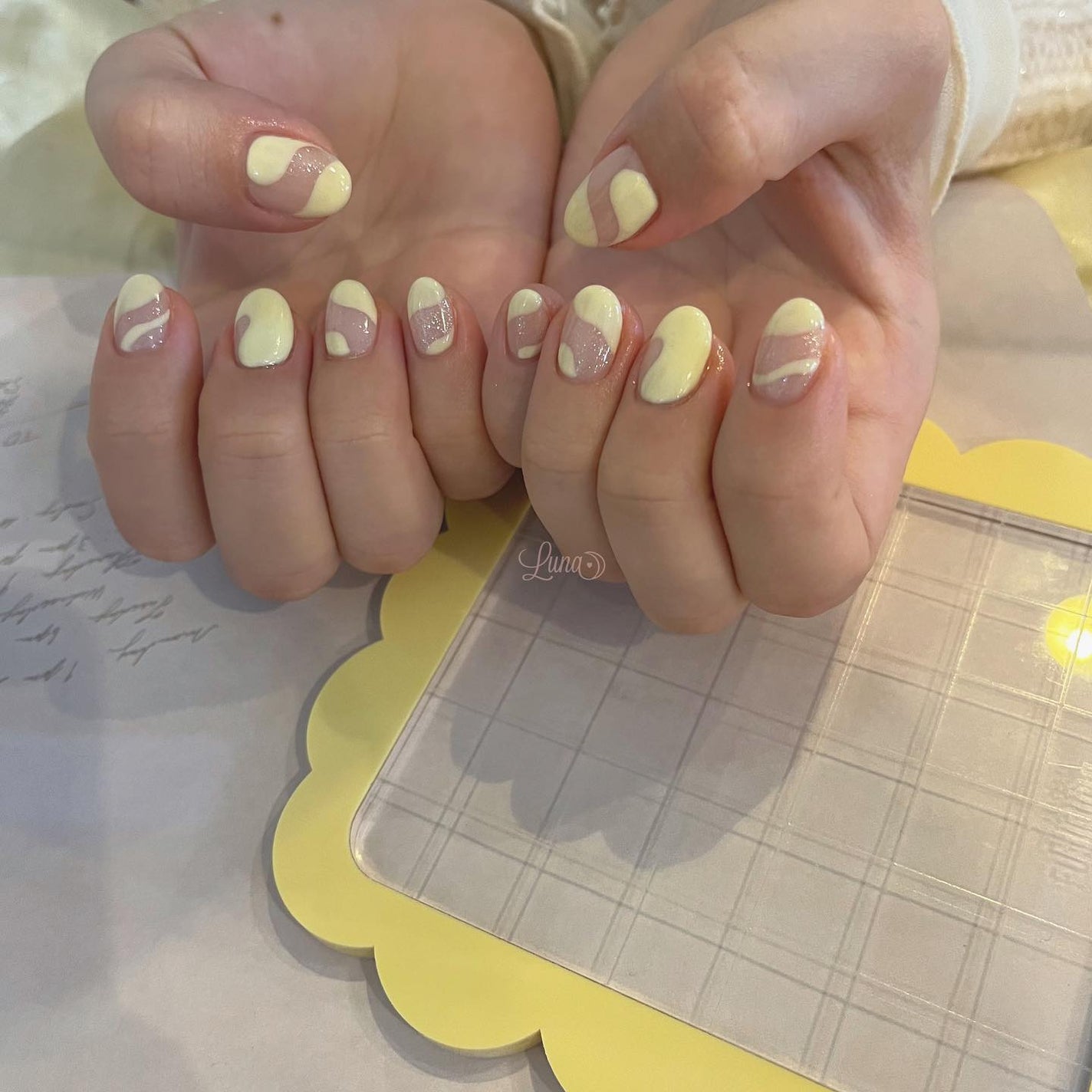 Iuna. Mizuki on LIPS 「.yellow🌼#nail#nailstagram#gelna..」(2枚目)