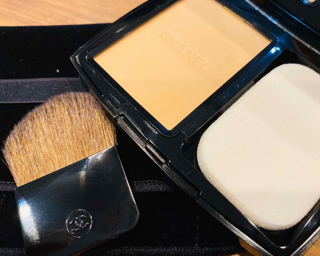 CHANEL
ヴィタルミエールドゥスールコンパクト10ベージュ
SPF10
7500円

感想。
一言で言うと‥めちゃいい。
CHANELのファンデの中でも保湿成分が入ってるからか粉っぽさがあまりなぃ！！
毛穴に逆らって筆で塗ったほうが綺麗