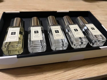 Jo MALONE コロン コレクション

誕生日プレゼントで頂いた

Jo Malone のクリスマス限定の！

嬉しすぎるし、右端のやついい匂いすぎる、笑

持ち運びもしやすいし、やけど

使うのも