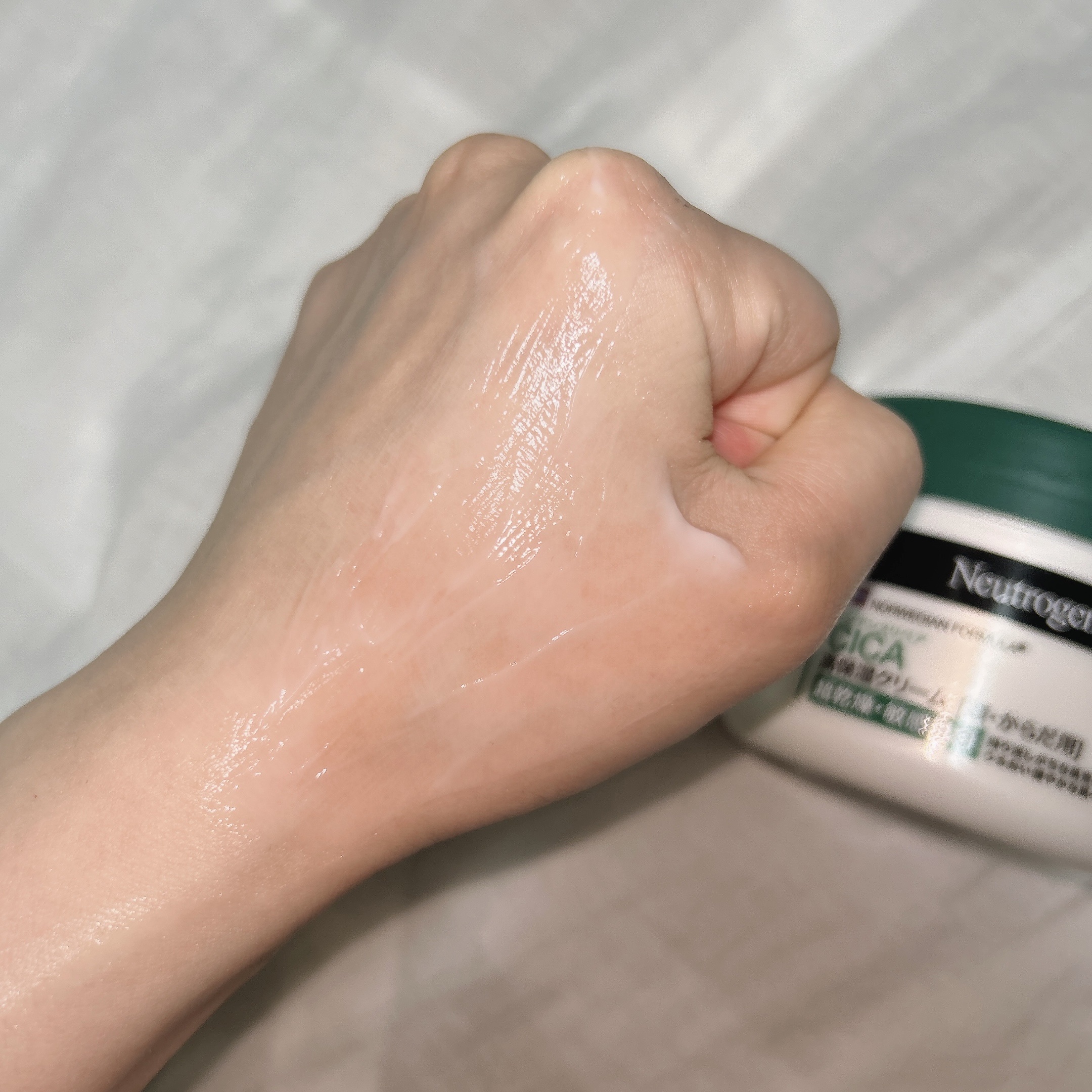 ニュートロジーナ®ノルウェー フォーミュラ インテンスリペア CICA 高保湿クリーム/Neutrogena/フェイスクリームを使ったクチコミ（3枚目）