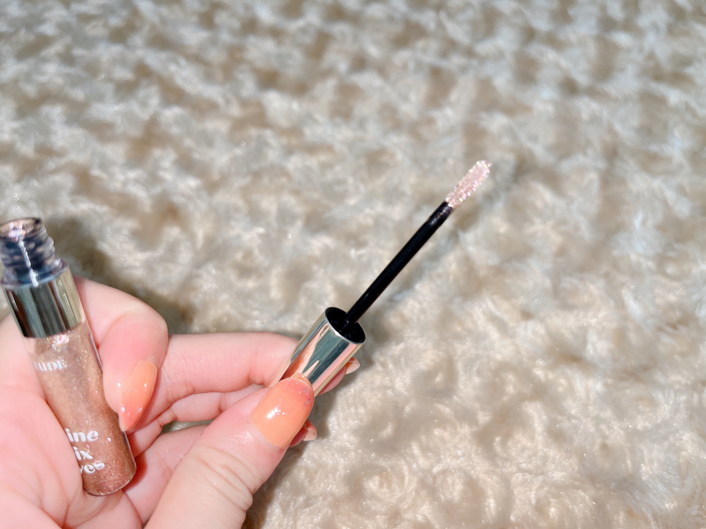 シャインフィックス アイズグリッター 星屑のシャンパン/ETUDE/グリッターを使ったクチコミ（3枚目）