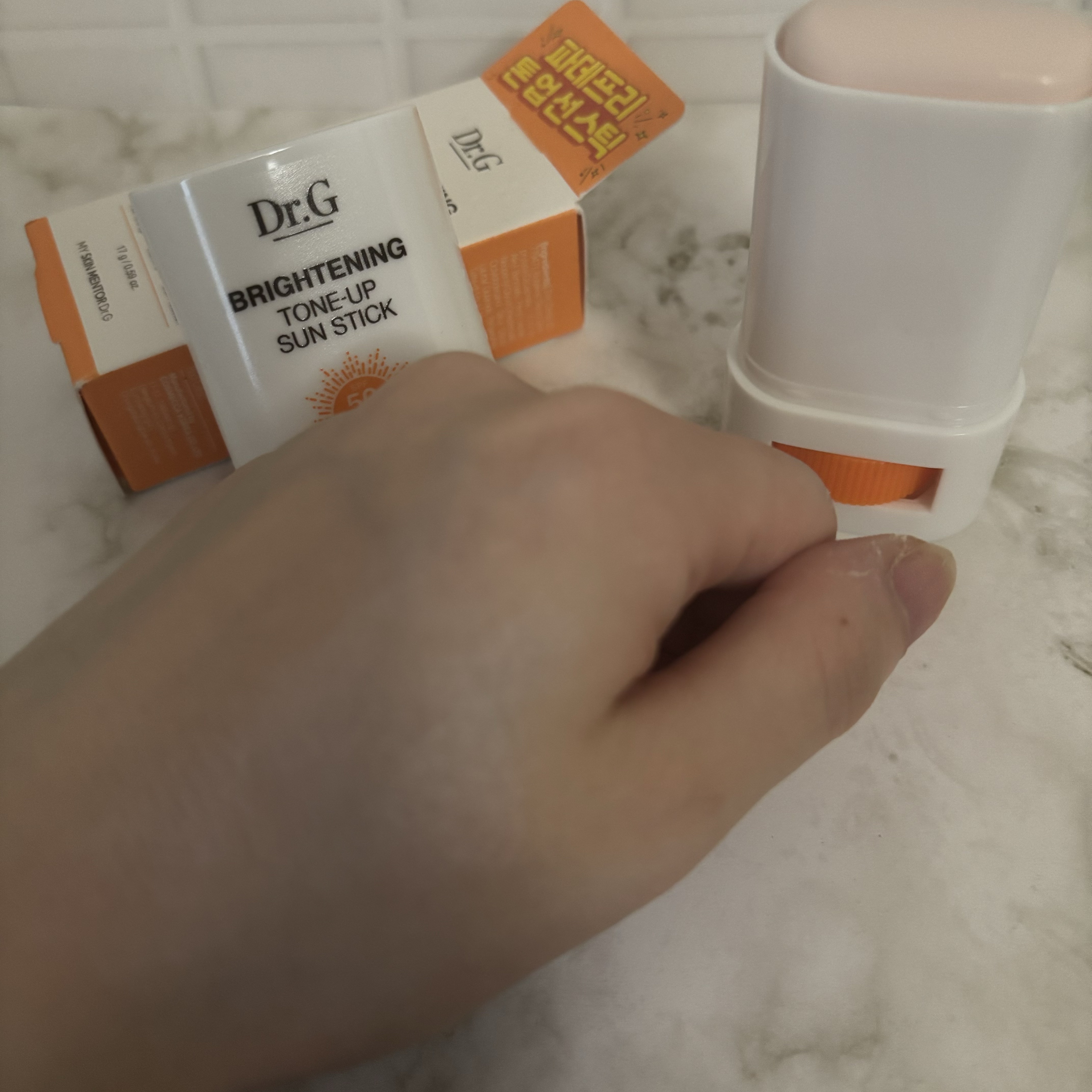 ブライトニングアップサンスティック SPF50+ PA++++/Dr.G/日焼け止めスティックを使ったクチコミ（3枚目）