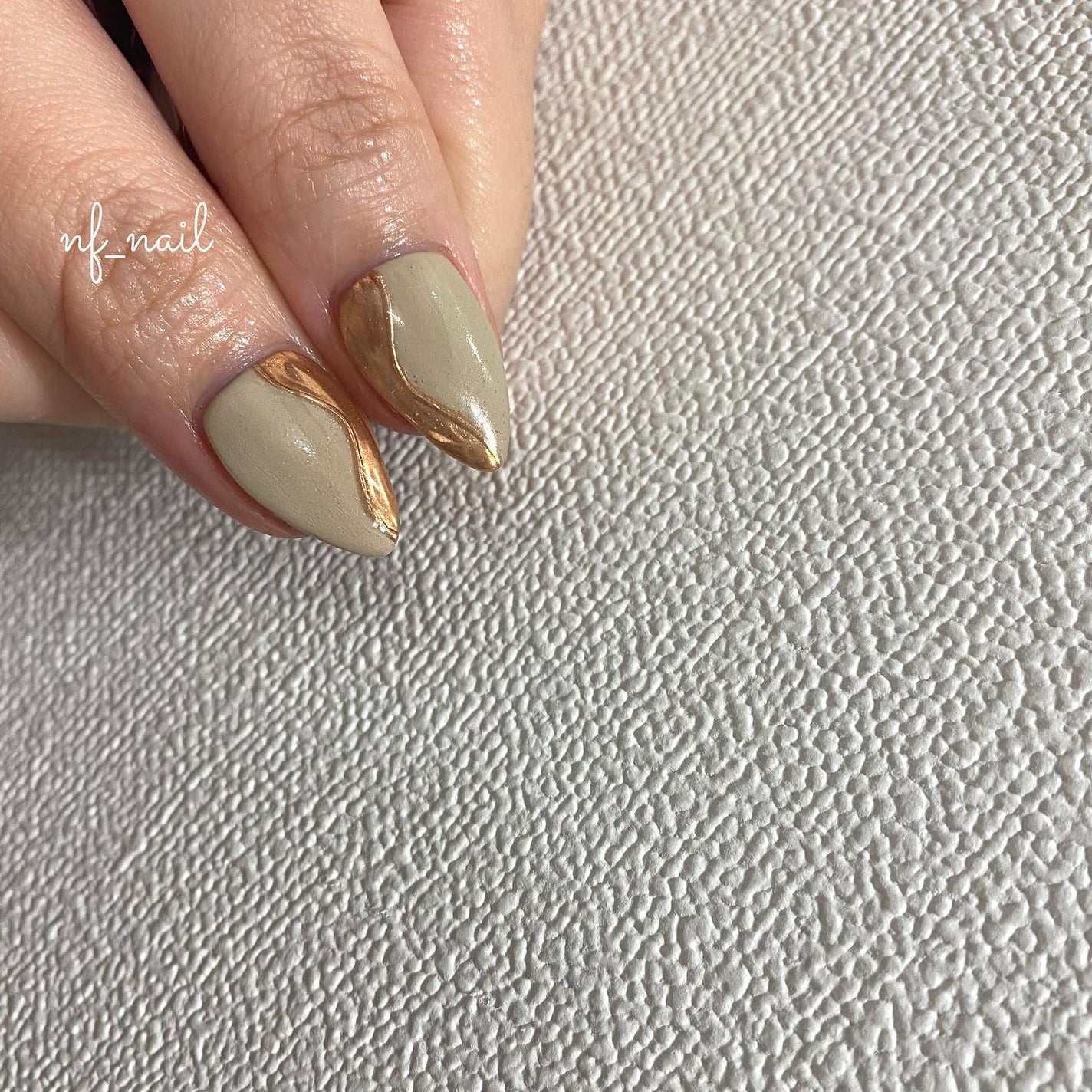 Natsumi◎nailist on LIPS 「nuance.うねうねミラー🪞.#ネイル#ネイルデザイン#..」(3枚目)