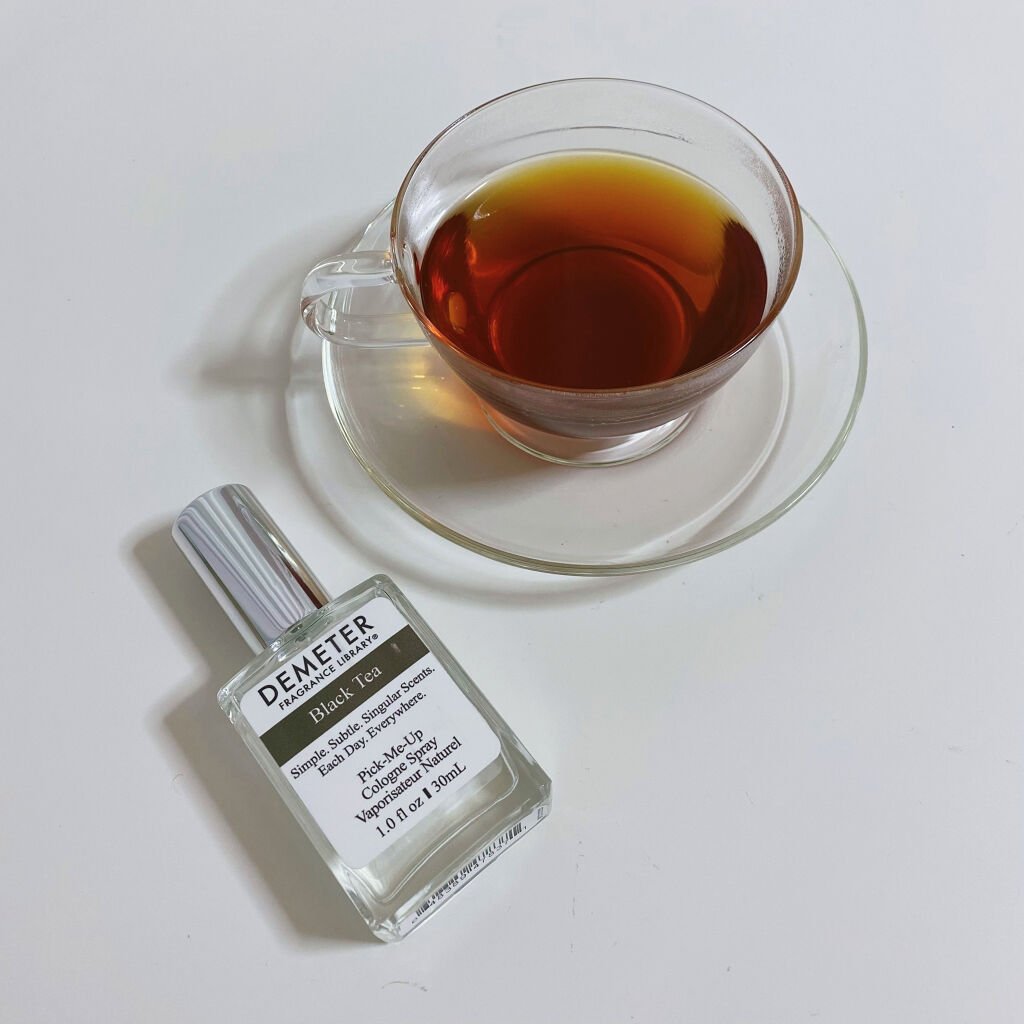 【芳醇な紅茶の香り】

Demeter Fragrance Library
Black Tea


私のお気に入りの香水ブランド、
Demeterからブラックティーの香水が
出たので購入してみました。


硝子のティーポットに
贅沢に茶葉を