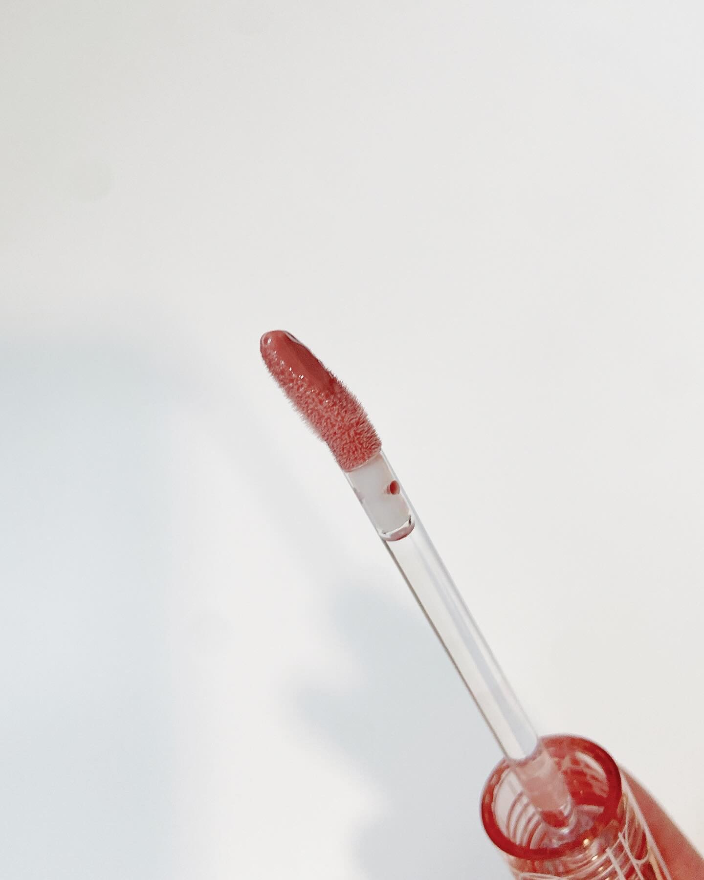 グラスティングカラーグロス 02 ナッティーヴェイグ(NUTTY VAGUE）/rom&nd/リップグロスを使ったクチコミ（3枚目）