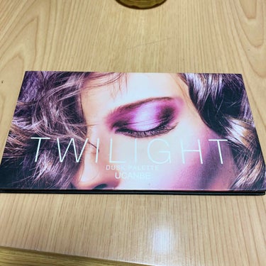 商品 TWILIGHT DUSK PALETTE UCANBE
Amazon ¥870    (今は¥1300程で購入可能)
 


今回は海外のアイシャドウパレットです♥
中には見た事あるかと思います