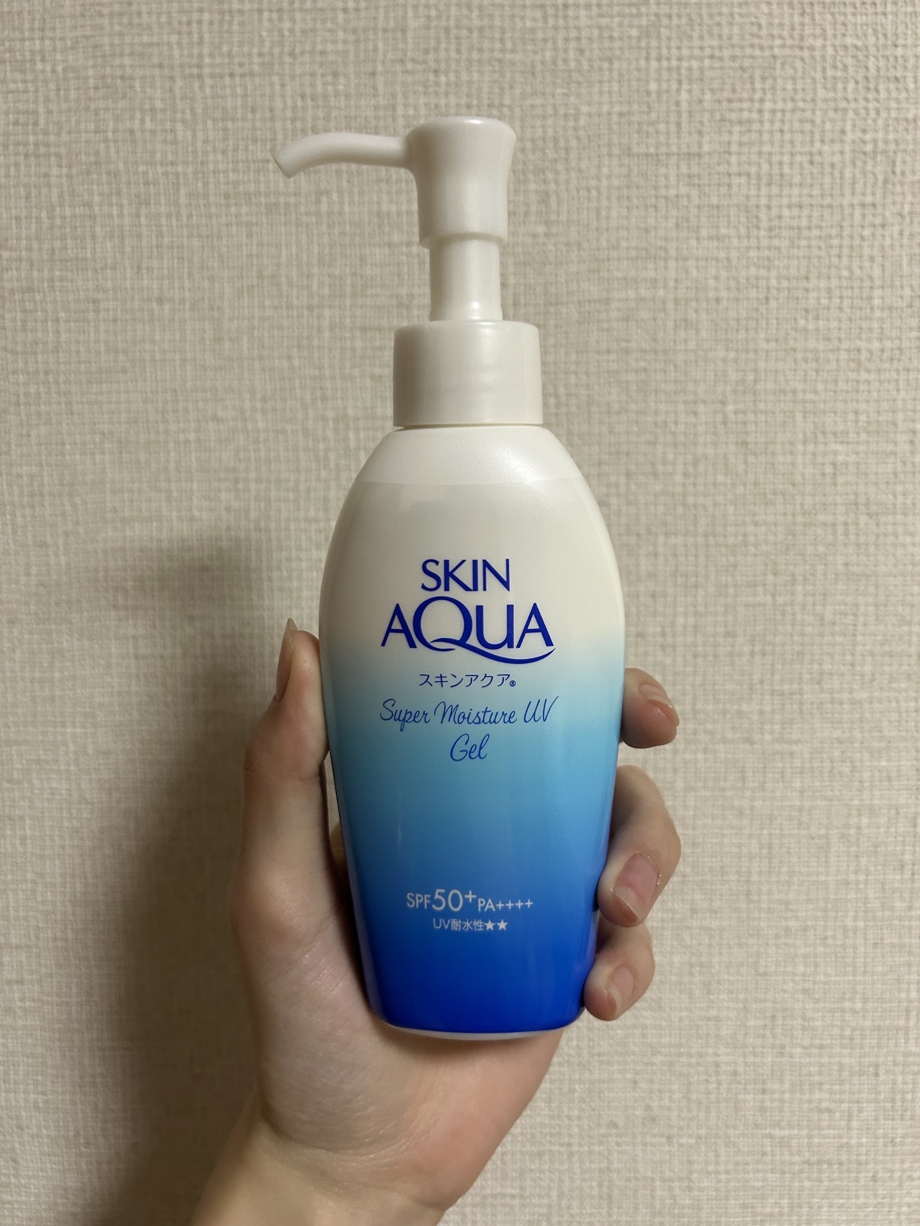 【スキンアクアスーパーモイスチャージェル】

リニューアル後のものです。

旧作との違いは正直わからず、、、
相変わらず伸びもよくベタつきも少ないので
使いやすいです。

もろもろしたりすることも私はありませんが、
ジェルはカスが出やすいの