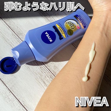 濃厚ミルク🥛

Niveaさま　の

【プレミアムボディミルク　エンリッチ】

　カモミール＆ローズの香り


　軽やかな使い心地の高保湿ボディミルク

　こちらは弾むようなハリとツヤ肌へのボディミルク


4つの種類があり
　🔹つや
　🔹ハリ
　🔹美白
　🔹粉ふき乾燥防止

　全て用意しておいて状況において使い分けたくなります✨


🌹使ってみて🌹

　片手で持ちやすい大きさのボディミルク🖐🏻
　ボディミルクって、さらっとしすぎて、冬には向かないイメージがあったのですが、とろみのあるボディミルク
　なので、塗っている間に垂れる、とかサラサラしすぎではなく、お肌に馴染みます🥰
　
　ミルクだけれどもっちり感もあり、特にお風呂上がりの肌にはすーっと塗れて使いやすい✨
　濃厚ですが、のびの良さがあるのはお肌にも優しい💗

　べたつきにくいのも、良いです🥰
　

　香りもカモミールとローズのリラックスできる香り💙


#ニベア　#ボディミルク　#保湿　#ボディケアの画像 その0