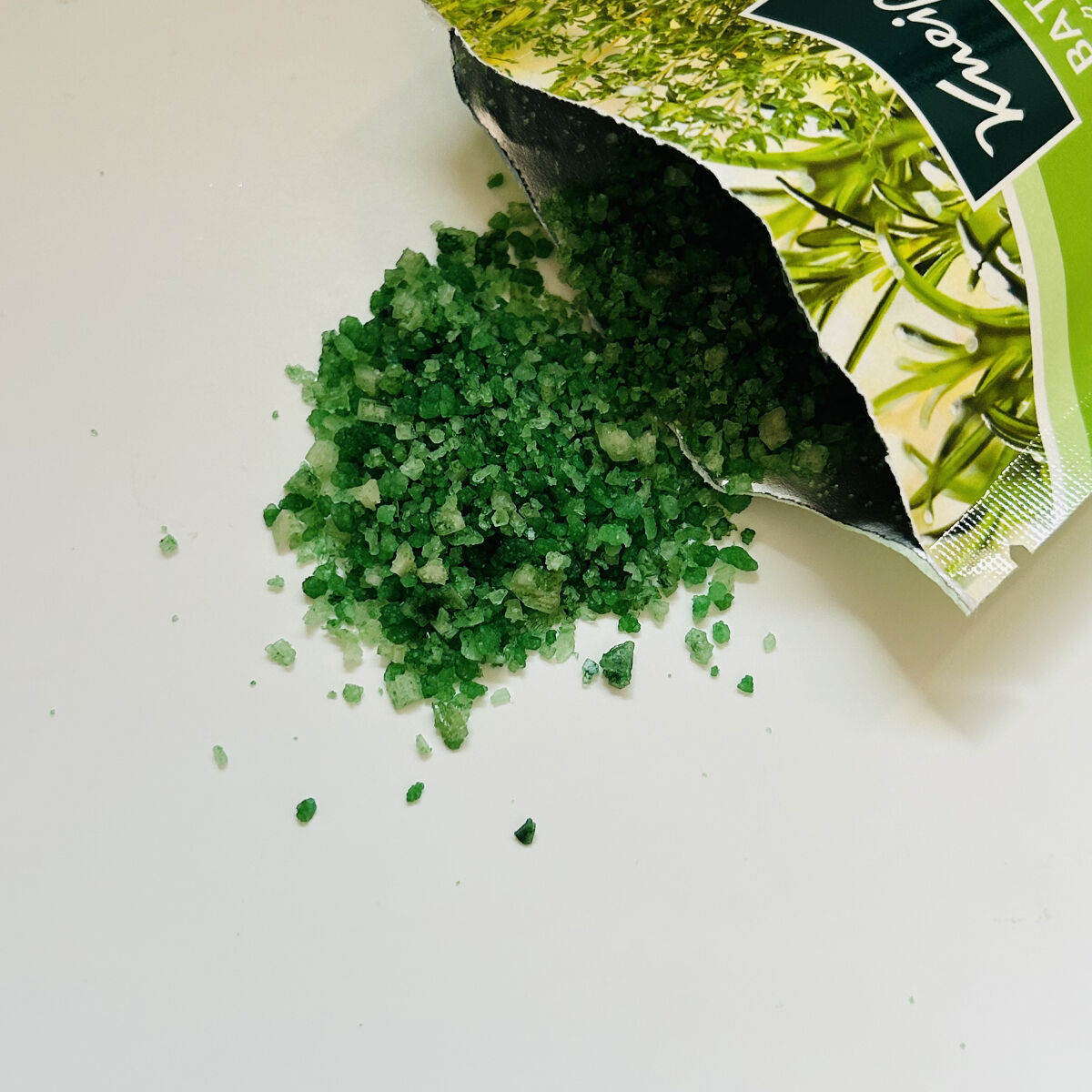 バスソルト ローズマリー＆タイムの香り 50g【旧】/クナイプ/無機塩系入浴剤を使ったクチコミ（3枚目）