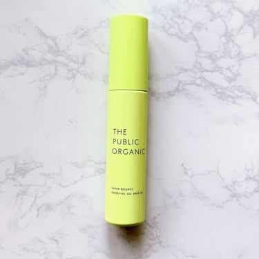 香りも楽しめるヘアオイル！
あのTHE PUBLIC ORGANICから出たヘアオイルです！


-----------------
THE PUBLIC ORGANIC
スーパーバウンシー ディープモイスト 精油ヘアオイル

¥1,760(税込)
-----------------

少量でかなりしっとりするオイル。
「乾燥で広がる髪」とあるんですがほんとに毛先が落ち着く！
ウルカットを入れたせいか毛先が広がりやすいんですがこれ使うとすごく素直にまとまる！

その点ではコスパも良さそう。

たアルガンオイル、ブロッコリーシードオイル、ホホバオイル配合でしっとりうるおい感はかなり感じられます。
少量でもかなりまとまるので、半プッシュぐらいから使うのをおすすめです。

あとマンダリンオレンジとゼラニウムの落ち着きつつもすっきり爽やかな香りなのも好き〜。


パッケージも細身ボトルでオシャレ！
スタイリングにも使えるので朝晩関係なく癒される…。


#ザパブリックオーガニック #ヘアオイル #ヘアオイル_スタイリング  #提供 
の画像 その0