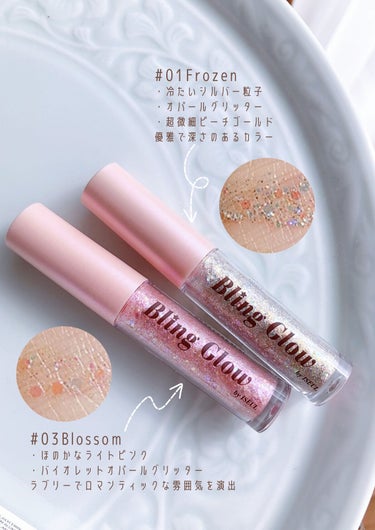 🔸大粒ダイヤモンドグリッター入りリキッドライナー


☑️BLING GLOW
✔️ブリングリキッドグリッターライナー
1500円(税込)

・01FROZEN
シルバーベースにオパールグリッターと超微細ピーチゴールドが煌めく

・03BLOSSON
青みを極力抜いたピンクベースにバイオレットオパールグリッターが入ったラブリーでロマンティックなカラー


🔖良かった点
・ライナーでもポイントで使っても可愛い
・細めのチップブラシが使いやすい


🔖気になる点
・目のキワに入れないように注意


🔖感想
キラキラのグリッターがたっぷり入ったリキッドライナーはまぶた全体や、下まぶたに入れても可愛い✨


派手にしたくない時は下まぶたへ部分的に乗せて、メイクのアクセントにしても良さそう☺️


クリアな発色だから見た目ほどギラギラしないし、大人でも使えそう😌


大粒のダイヤモンドグリッターやオパールグリッターは、目のキワに入れると光加減で視界の邪魔になるから注意が必要かも💡


ここまでお読みいただきありがとうございます☘️


#blingglow #ブリングリキッドグリッターライナー#グリッター_涙袋 #涙袋メイク  #冬のラメ博覧会 の画像 その1