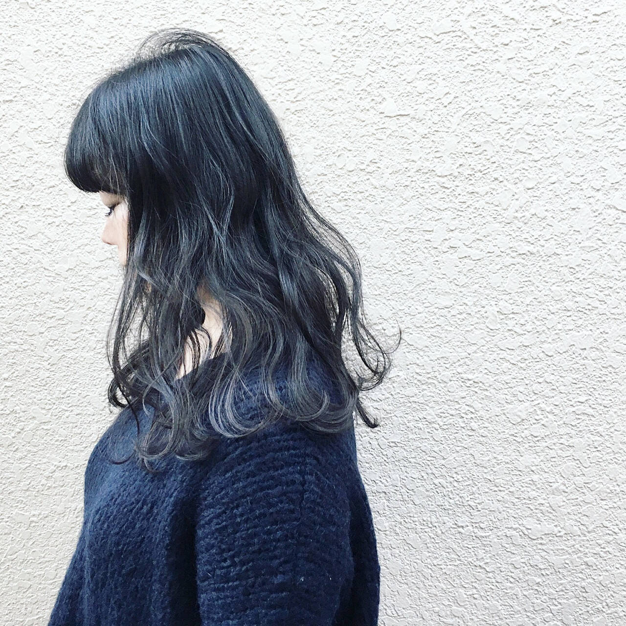 「黒系ヘアカラーは透明感が魅力♡おすすめ市販カラー剤や黒染めしないで黒くする方法を紹介」の画像（#561658）