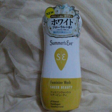 《Summer's Eve　サマーズイブ　フェミニンウォッシュ シアービューティー》

モニターで使ってから気に入って、ずっとリピ購入してるシリーズ。
最初はピンクパケで最近まで紫のパケを使ってたけど、黄色が出て気になって購入。
紫のは透明で少し弾力があるジェル状だったから出すときに多目に出るのが微妙だったんだけど、この黄色パケはとろーりとしたテクスチャーで適量出せるから気にいった。
洗い心地はどれも良い。
おしりふき過ぎて痛い時もしみないのが良い。(汚くてごめんなさい)
ストレスでデリケートゾーンが痒くなったりする人にもオススメです。

の画像 その0