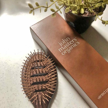 john masters organics ベントパドルブラシのクチコミ「意外と人から見られているのは顔より髪
特に身長の低い私は全方位
見られると思うとそれなりに緊.....」(1枚目)