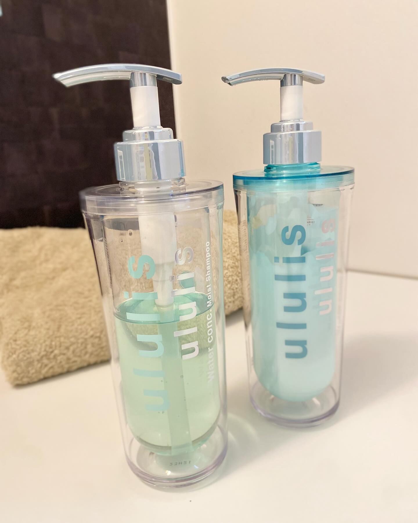 さわやかでかわいいボトルのululis(ウルリス)♡
美容水から生まれたMIZUシャンプー/トリートメント🫧

インナードライ髪の水分量に着目しており、製品の90%以上を補水+保湿成分で構成。
10種の水溶性美容液成分を配合していて、髪の