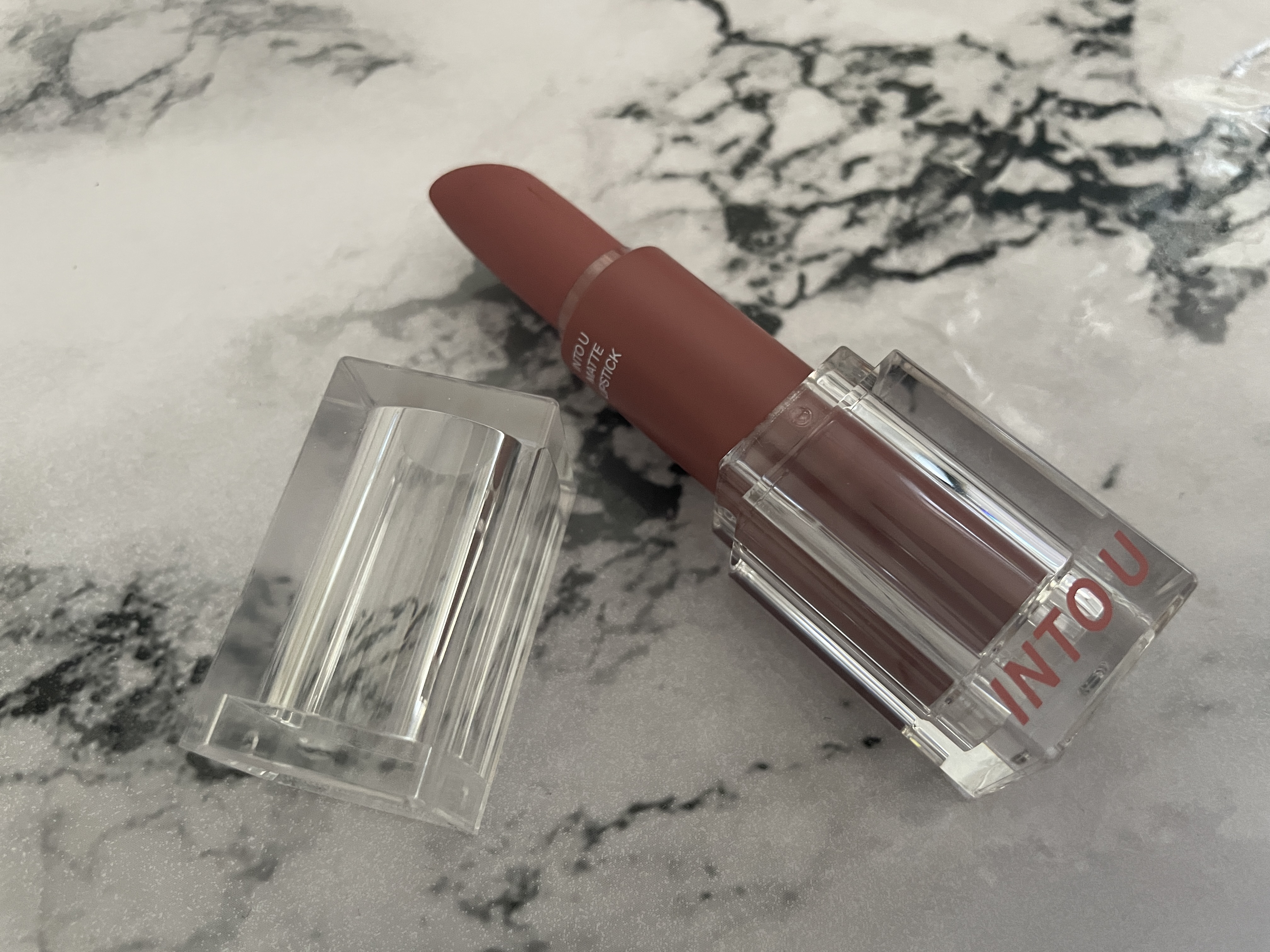 フェザーマットリップスティック/INTO U/口紅を使ったクチコミ（1枚目）