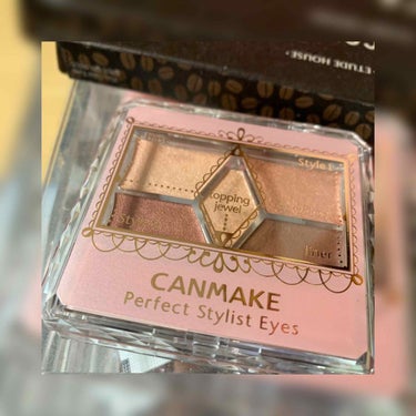 #CANMAKE #perfectstylisteyes #19
キャンメイクのアイシャドー初めて購入。
初めて使用した。

教科書どおりの塗り方で、右上以外の色全部使い。
アイライナーはヴィセのブラウ