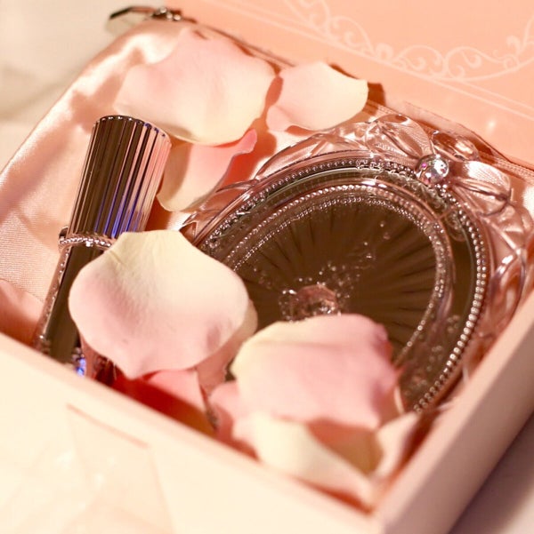 鏡をプレゼントするのはよくない?縁起や意味を解説!おすすめブランドミラー10選もご紹介