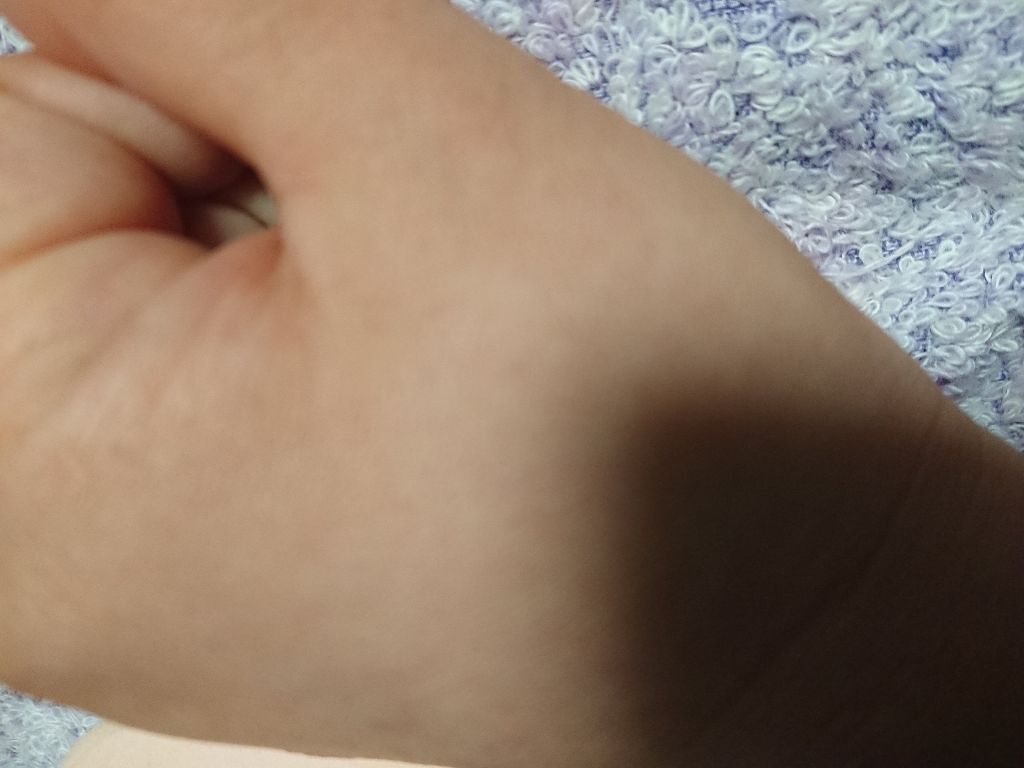 Burberry Beauty ブライトグロウ コンパクトのクチコミ「軽いつけ心地で、しっかりしっとり。
厚塗り感がないです。
ちょっと分かりにくいかもですが、
３.....」（3枚目）