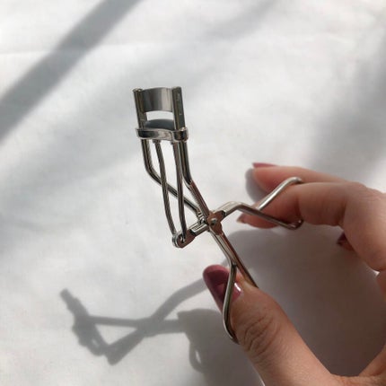 RMK アイラッシュカーラー XSのクチコミ「限定発売しているRMKのミニビューラー!
いつも目尻の一本が上がらず
普通のビューラーで試.....」(3枚目)