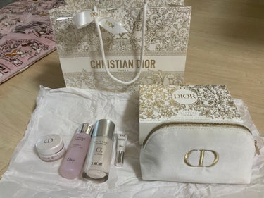 Dior カプチュール トータル ホリデーのクチコミ「Dior

・カプチュール トータル ホリデー

毎年購入しています(*^^*)
カプチュール.....」（1枚目）