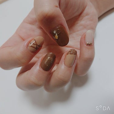 【チョコレートネイル🍫】

バレンタインまで残り1ヶ月！
ということでネイルchangeしました💅

💫使用アイテム
NAILHOLIC - BR309/BR308/BE301
CANMAKE カラフル