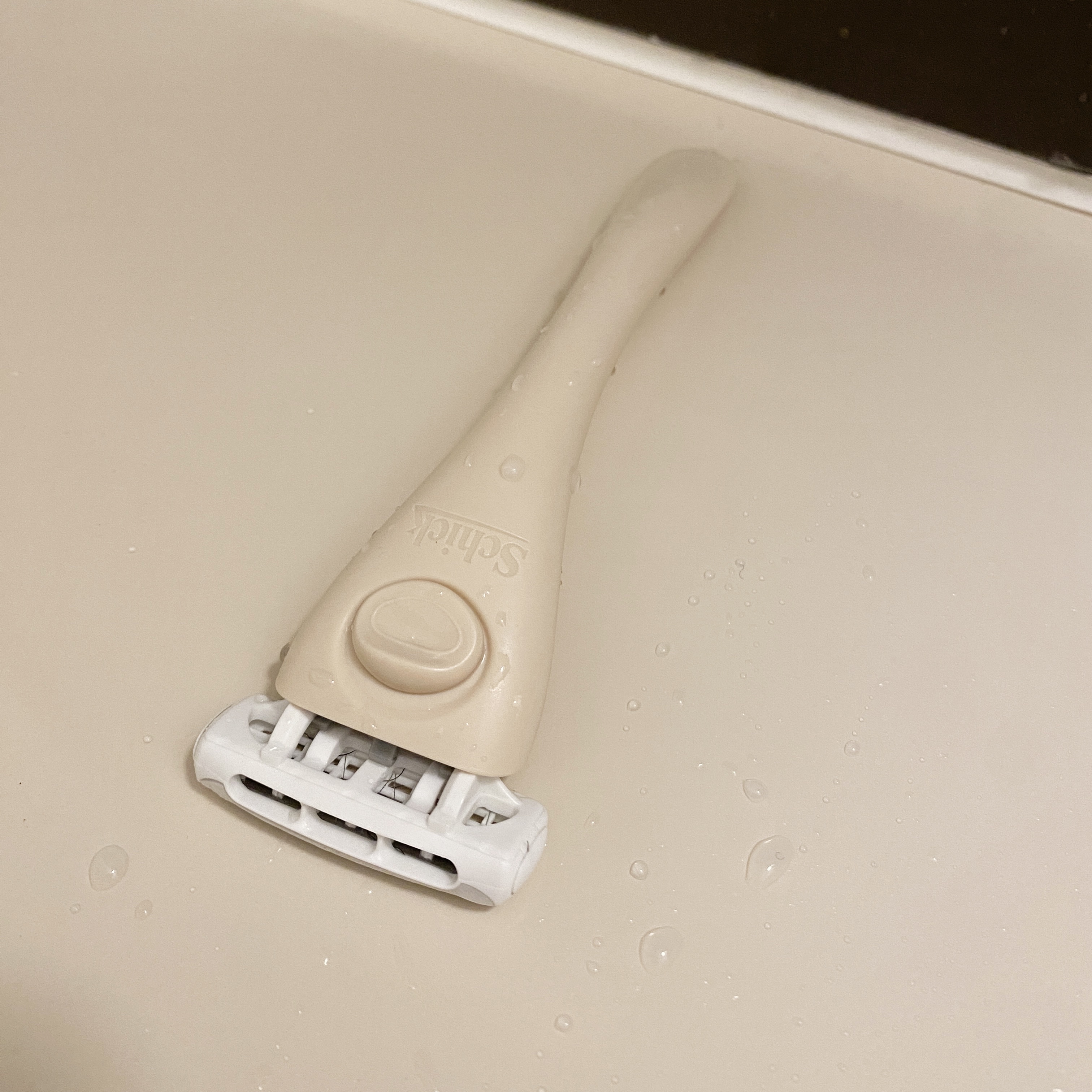 シックファースト シェービング ホルダー（刃付き＋替刃１コ）/Schick FIRST TOKYO/シェーバーを使ったクチコミ（2枚目）